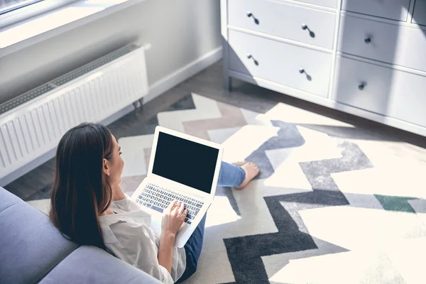 Mulher branca digitando no teclado do computador moderno em casa — Fotografia de Stock