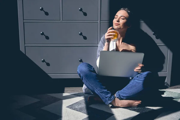 Caucasico ragazza calma avendo riposo dopo aver lavorato online a casa — Foto Stock