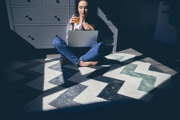 Hezká dívka odpočinku s šálkem čaje v rukou doma — Stock fotografie