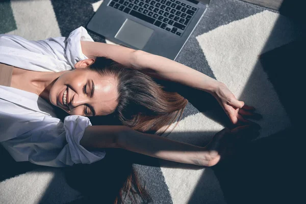 Lindo freelancer femenino estirándose después de estudiar durante la cuarentena — Foto de Stock