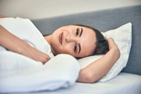 Blanke charmante vrouw met rust in de slaapkamer — Stockfoto