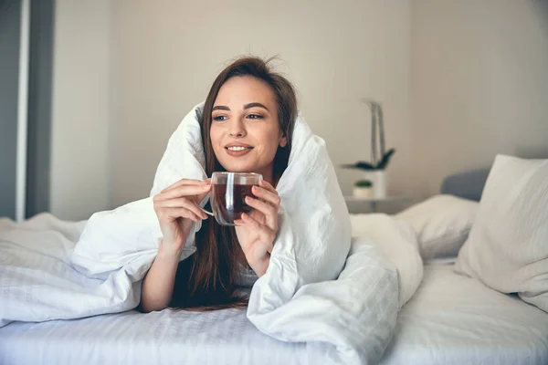 Kavkazská milá žena odpočívající v ložnici doma — Stock fotografie