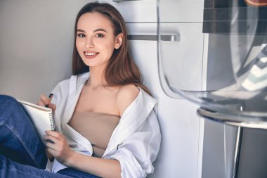 Kafkasyalı hoş bir kadın not defterine not alıyor.