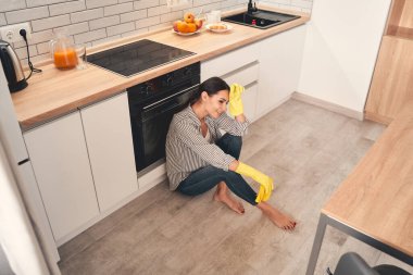 Yorgun genç bir kadın derin düşüncelere dalmış