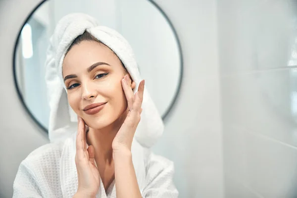 Caucásico encantadora dama haciendo relajante masaje facial con los dedos — Foto de Stock