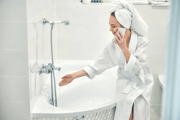 Kaukasische Dame mit weißem Handtuch auf dem Kopf telefoniert — Stockfoto