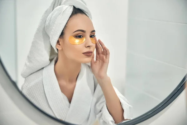 Csinos nő vigyáz az arcára zuhany után — Stock Fotó