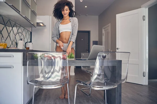 Pleasant donkerharig schattig meisje koken thuis — Stockfoto