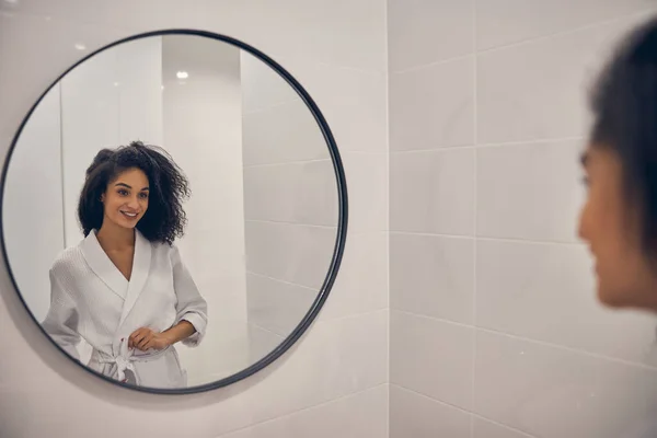 Sorrindo mulher bonita de pé em um banheiro — Fotografia de Stock