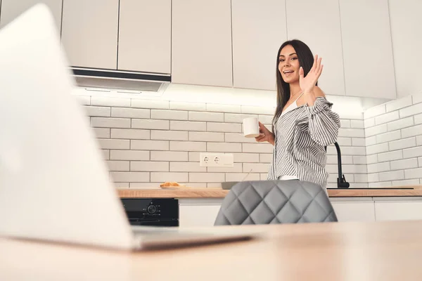 Positivo felice donna bruna agitando la mano — Foto Stock