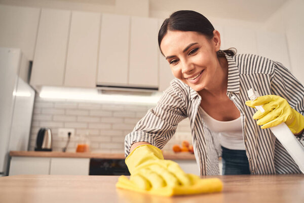 Очаровательная молодая женщина проводит выходные дома

