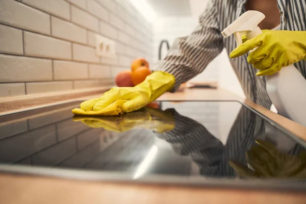 Großaufnahme der weiblichen Hand, die den Ofen putzt — Stockfoto