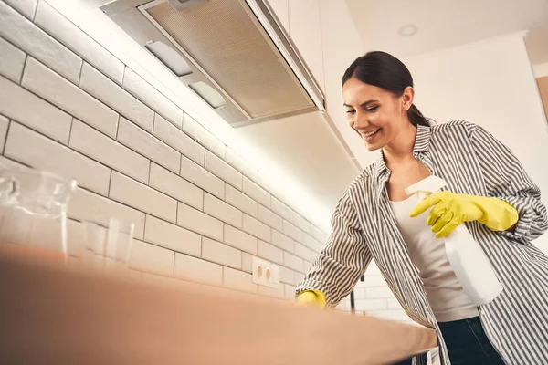 Freundliche junge Frau macht ihre Küche sauber — Stockfoto