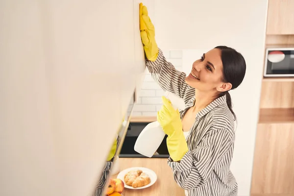 Linda joven ama de casa mantener su casa limpia — Foto de Stock