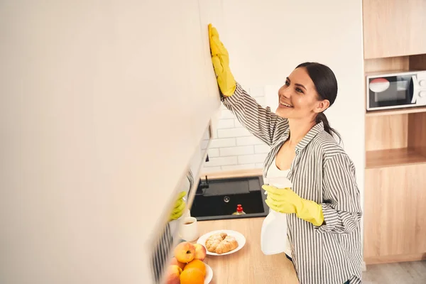 Joyful bruneta femeie petrece ziua ei la domiciliu — Fotografie, imagine de stoc