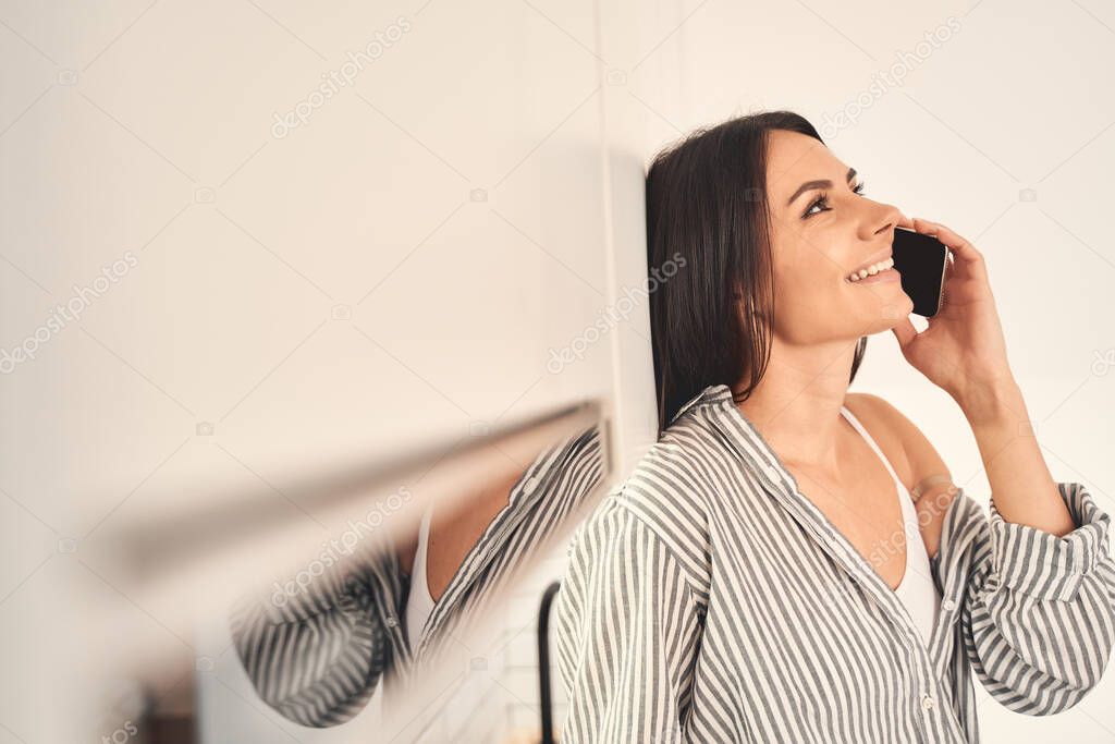 Young amazing brunette woman talking per telephone