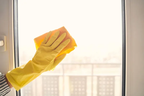 Zbliżenie żeńskiej ręki, że czyszczenie szkła — Zdjęcie stockowe