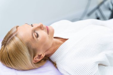 Kozmetik ameliyattan önce beyaz kadın hasta