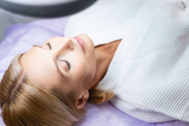 Kadın güzellik salonunda muayene ediliyor.