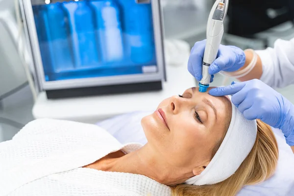 Paciente femenina sometida a tratamiento de hidrodermoabrasión facial — Foto de Stock