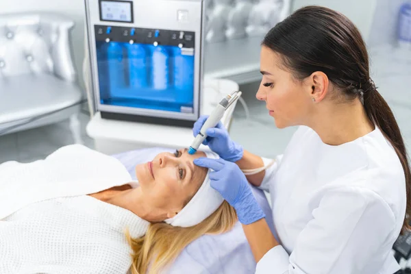 Serious female beautician concentrated on her work — Stock Photo, Image