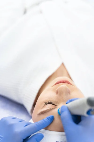 Frau wird von einem professionellen Dermatologen behandelt — Stockfoto