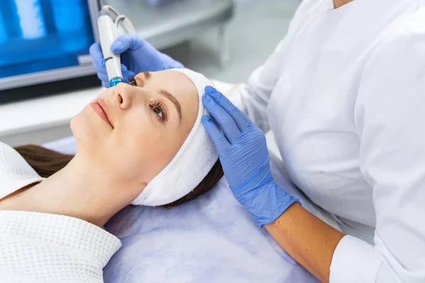 Woman in a lying position during a beauty procedure — Stock Photo, Image