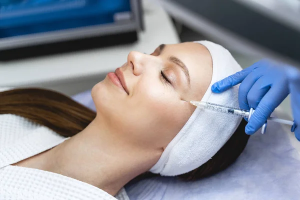 Tevreden vrouwelijke patiënt tijdens de mesotherapie procedure — Stockfoto