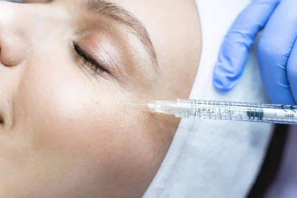 Blanke vrouwelijke patiënt die hyaluronzuur injecties krijgt — Stockfoto