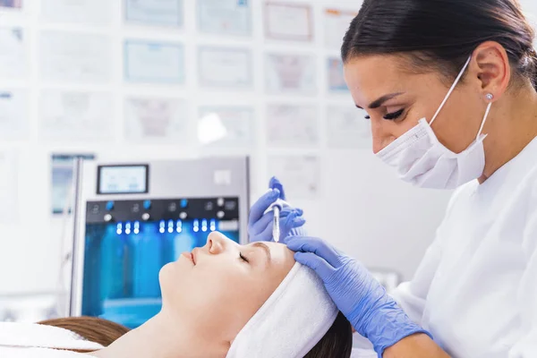 Lady is getting injection into her forehead — Stock Photo, Image