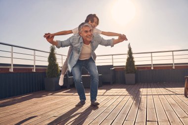 Kafkasyalı çocuk babasıyla vakit geçiriyor.