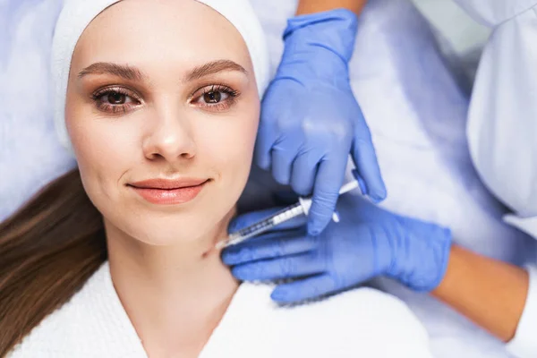 Mujer serena sonriendo durante el procedimiento de mesoterapia — Foto de Stock