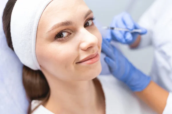 Mujer posando para la cámara durante un procedimiento cosmético —  Fotos de Stock