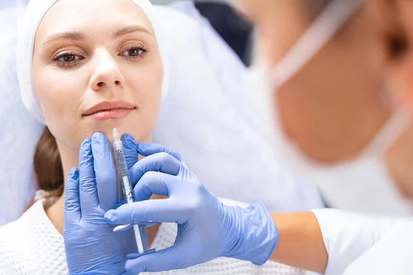 Paciente mujer caucásica sometida a un procedimiento de belleza — Foto de Stock