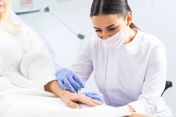 Patientin unterzieht sich einer Hautverjüngung — Stockfoto