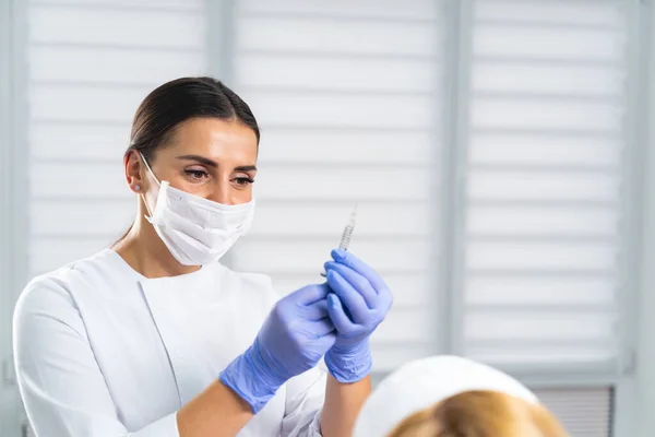 Focused doctor preparing for conducting the mesotherapy treatment — Stock Photo, Image