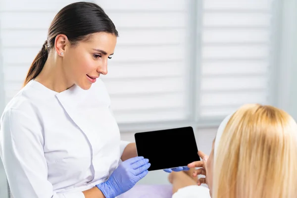 Smiling Caucasian beautician looking at her client — Stock Photo, Image