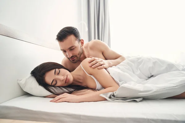 Amante esposo despertando a su esposa tiernamente —  Fotos de Stock