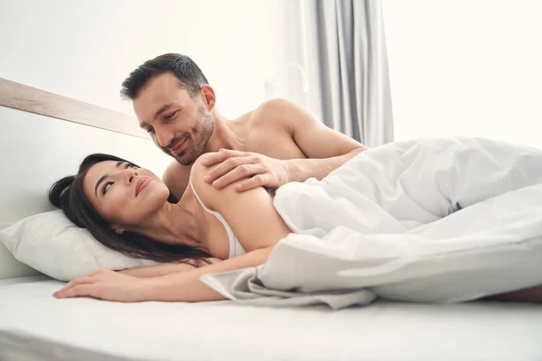 Senhora feliz olhando ternamente para um homem — Fotografia de Stock