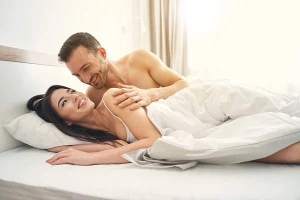 Glückliche Frischvermählte genießen ihren Morgen im Bett — Stockfoto