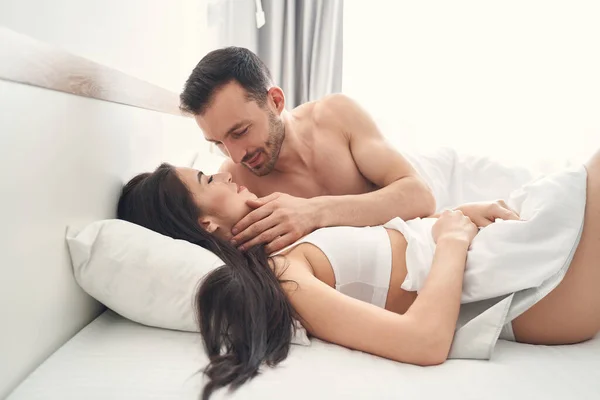 Hombre mirando con cariño a su hermosa esposa — Foto de Stock