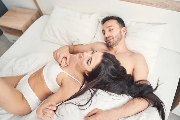 Kaukasischer Mann und seine Frau liegen im Bett — Stockfoto