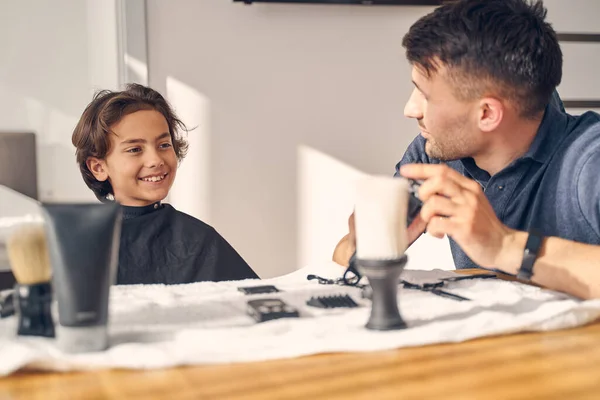 Deux personnes caucasiennes ayant une belle conversation à la maison — Photo