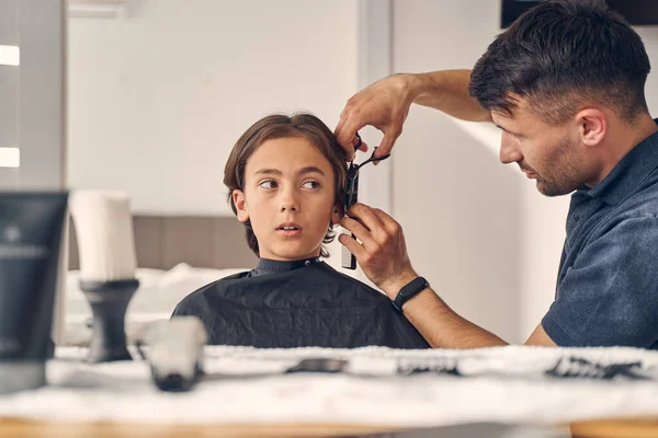 Liten pojke att få ny frisyr hemma — Stockfoto