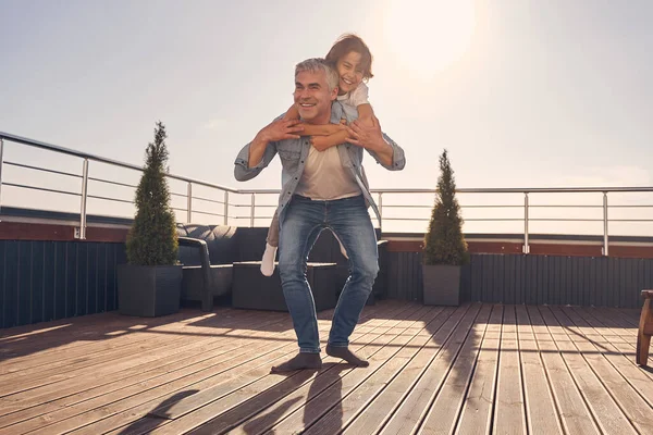 İki aile üyesi birlikte iyi vakit geçiriyorlar. — Stok fotoğraf