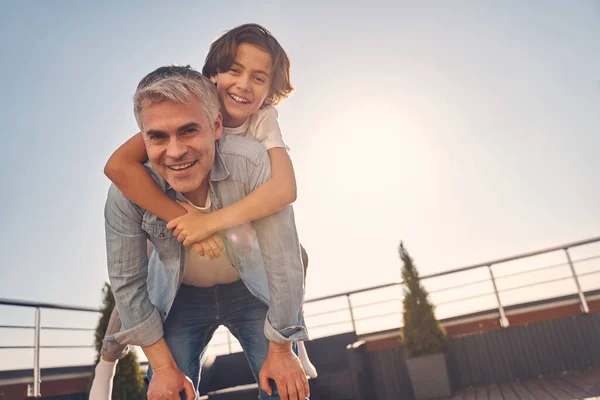 Vater und Sohn spielen zusammen draußen — Stockfoto