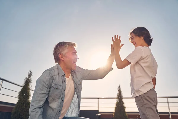 Mooie foto van brunette kleine jongen en zijn vader — Stockfoto