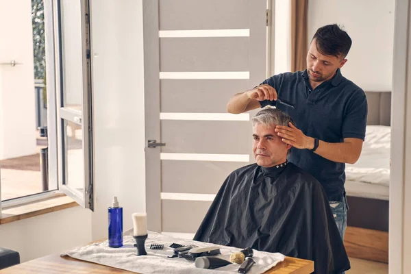 Bonito homem corte de cabelo de cliente maduro — Fotografia de Stock