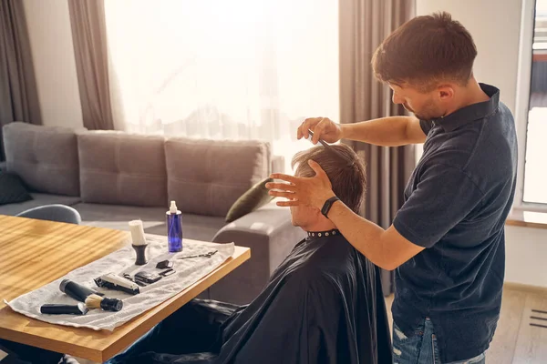 Homem de pé e corte de cabelo de seu cliente — Fotografia de Stock