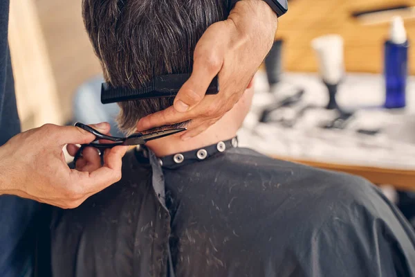 Hacer corte de pelo de moda usando equipo especial de peluquería — Foto de Stock